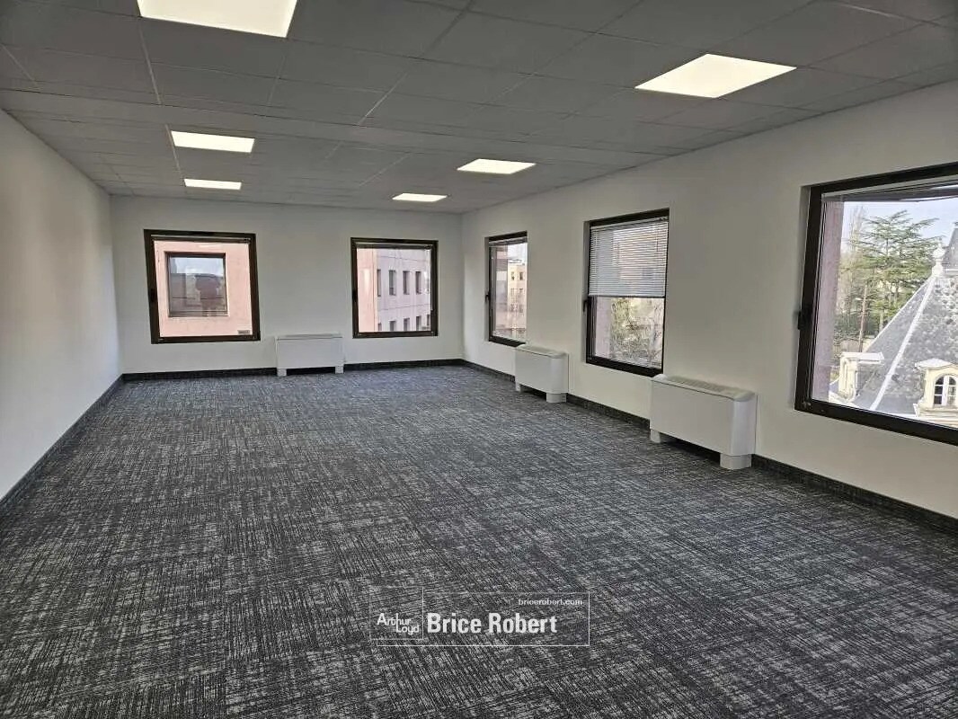 Office in Écully to rent Interior Photo- Image 1 of 5