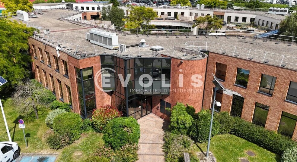 Office in Massy to rent - Building Photo - Image 1 of 12