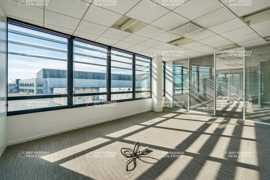 3 Avenue Jeanne Garnerin, Wissous to rent - Interior Photo - Image 2 of 12