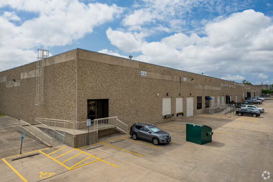 2000 Centimeter Cir, Austin, TX for rent - Building Photo - Image 1 of 5