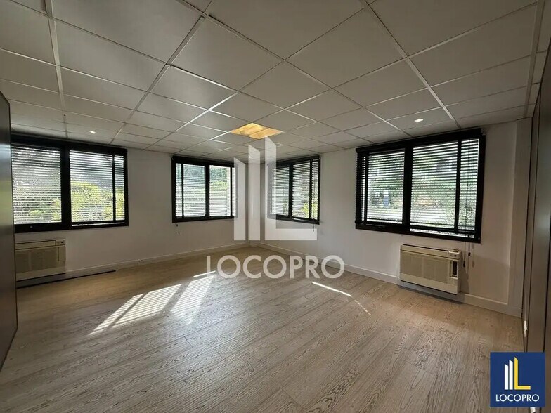 Office in Valbonne to rent - Interior Photo - Image 2 of 12