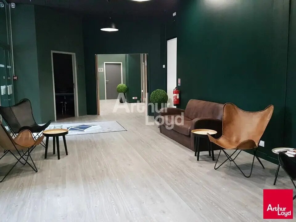 Location Bureaux 734 m² - Photo 1