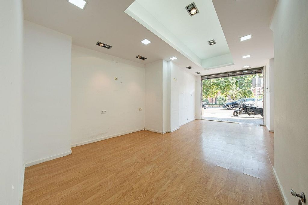 Retail in Sant Andreu de la Barca, Barcelona to rent Interior Photo- Image 1 of 5