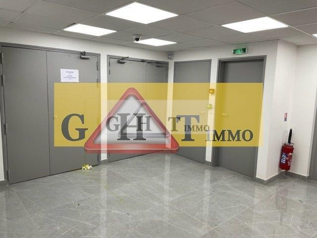 Office in Ivry-sur-Seine to rent - Interior Photo - Image 2 of 6