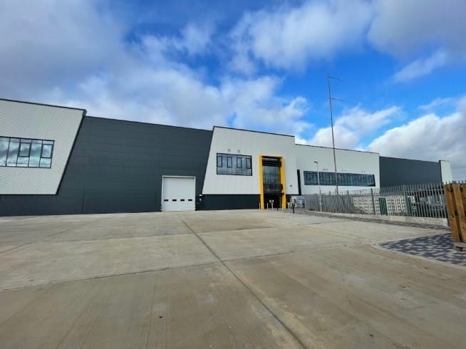 Unit 1-3 Tewin Rd, Welwyn Garden City to rent - Building Photo - Image 2 of 9
