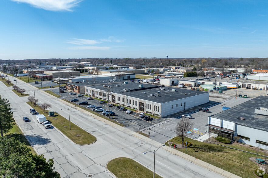 3505-3535 N 124th St, Brookfield, WI for rent - Building Photo - Image 3 of 5