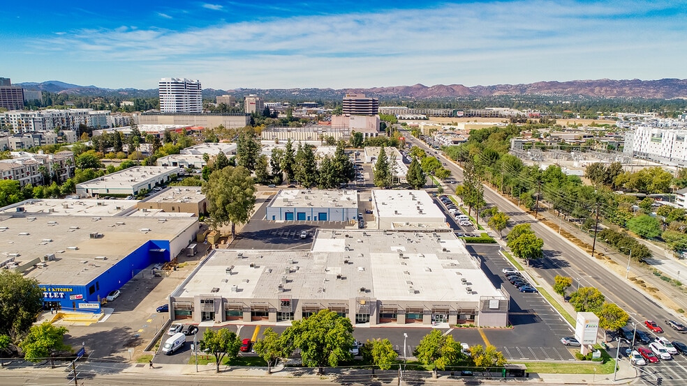 20900 Victory Blvd, Woodland Hills, CA for rent - Aerial - Image 3 of 8