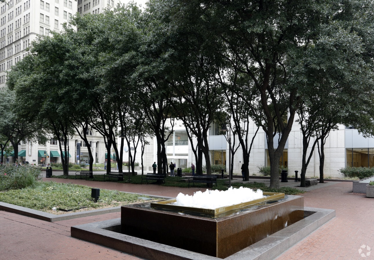 208 S Akard St, Dallas 75202