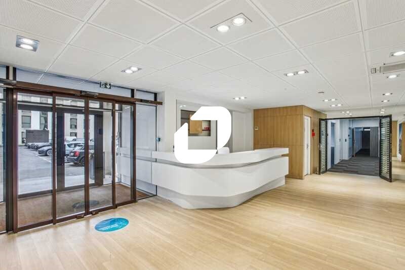 Office in Chatou to rent - Lobby - Image 2 of 11