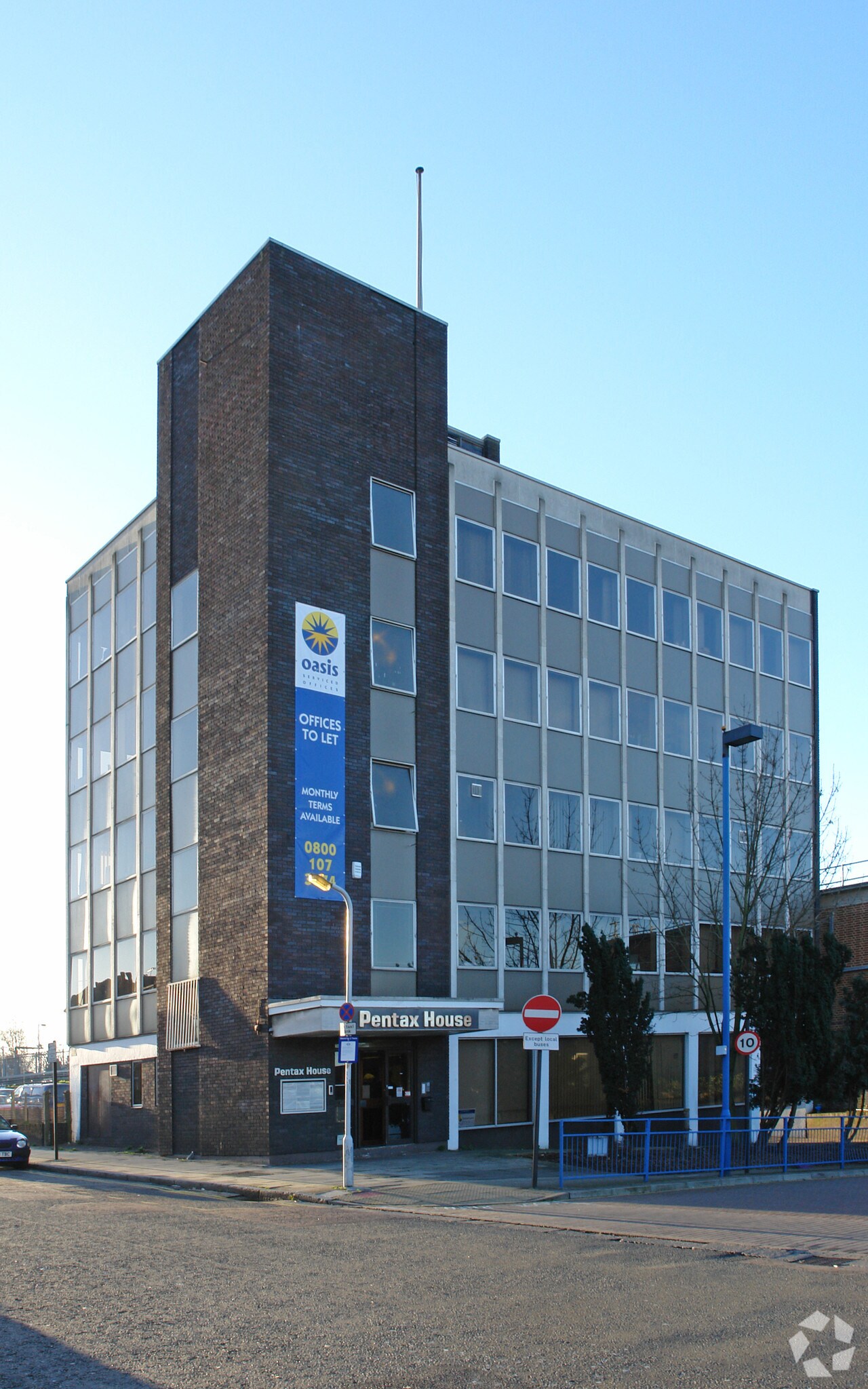 South Hill Ave, Harrow to rent Primary Photo- Image 1 of 4