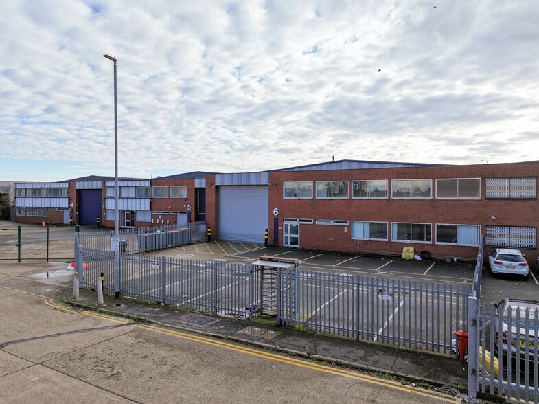 Skyport Dr, West Drayton to rent - Building Photo - Image 2 of 4