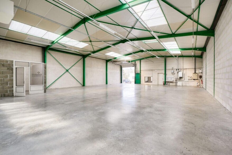 Light Industrial in Saint-Genis-Laval to rent - Interior Photo - Image 2 of 10