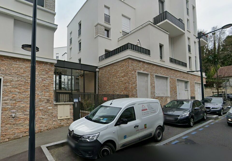 Retail in Poissy to rent Building Photo- Image 1 of 11
