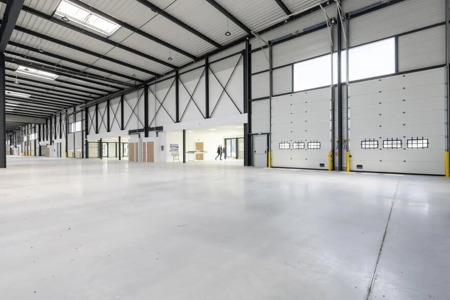 Office in Le Bourget to rent - Interior Photo - Image 2 of 12