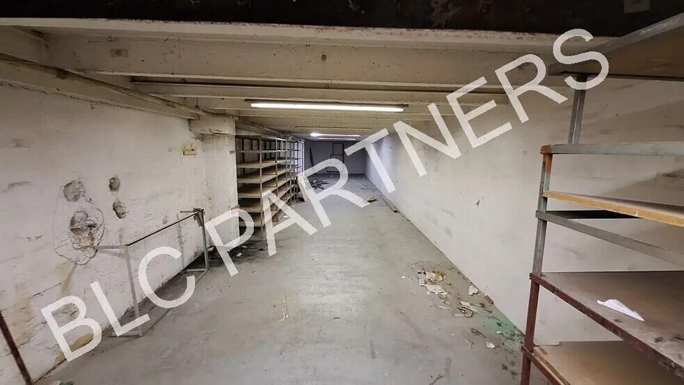 Light Industrial in Paris to rent - Interior Photo - Image 2 of 7