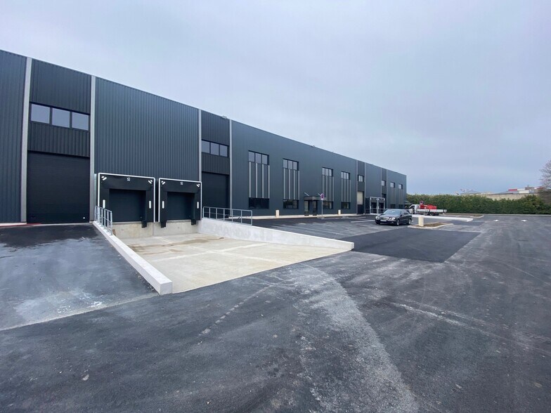Light Industrial in Cergy to rent - Primary Photo - Image 1 of 13