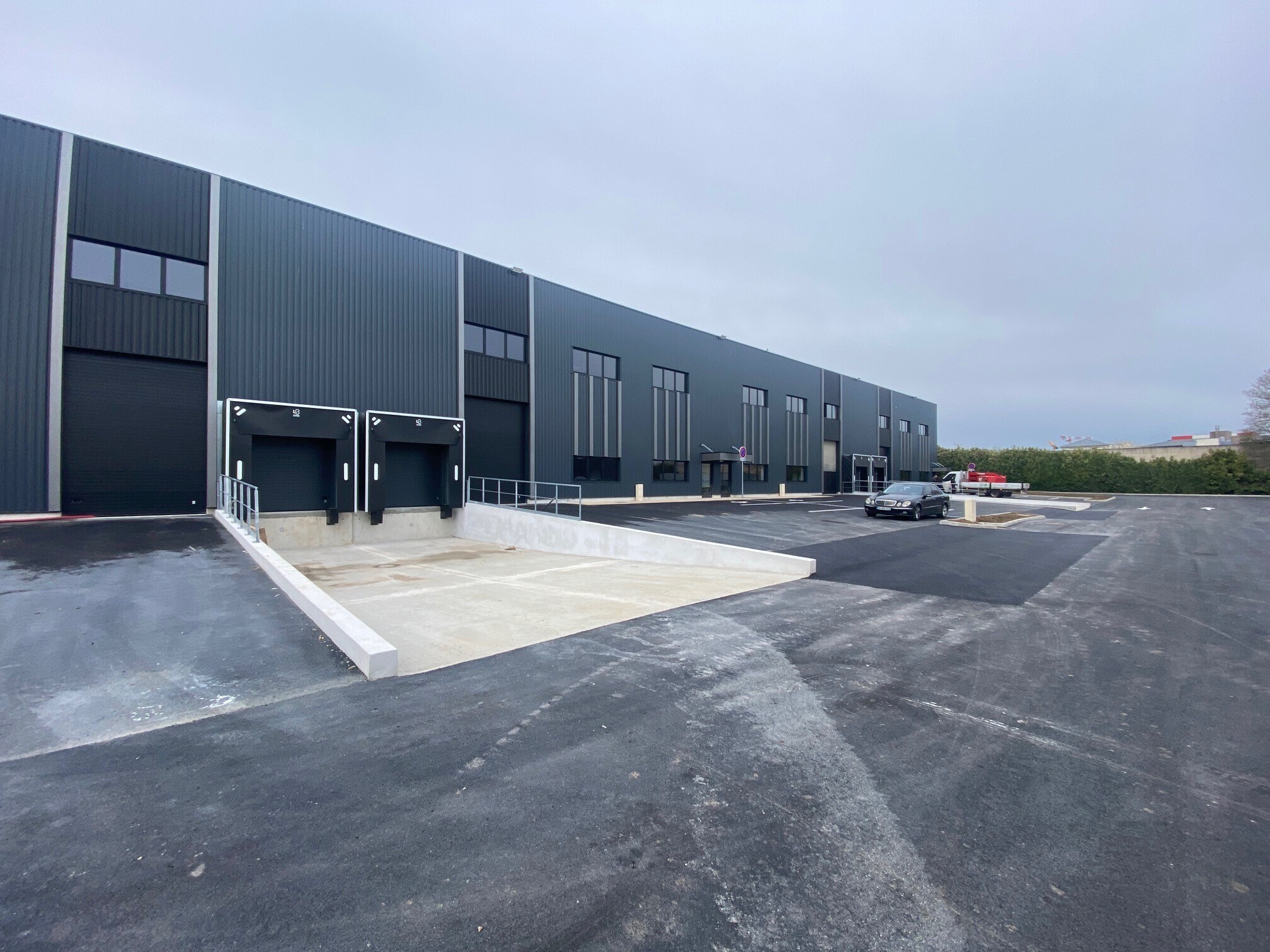 Light Industrial in Cergy to rent Primary Photo- Image 1 of 14
