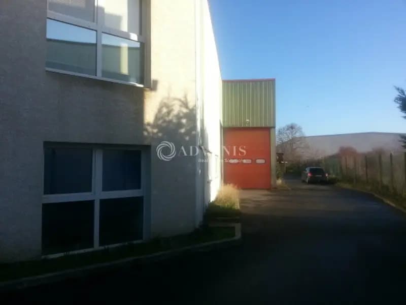 Light Industrial in Les Mureaux for sale Building Photo- Image 1 of 6