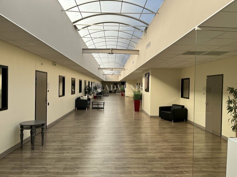 Office in Bezons to rent - Interior Photo - Image 2 of 8