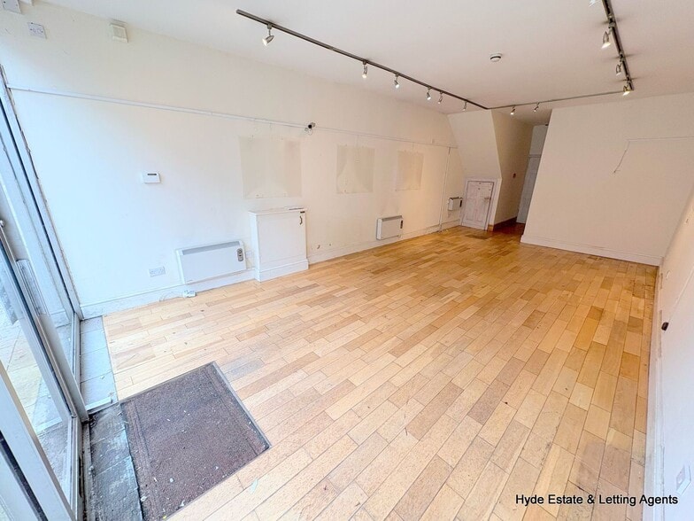 54 Lee Ln, Bolton to rent - Building Photo - Image 3 of 8