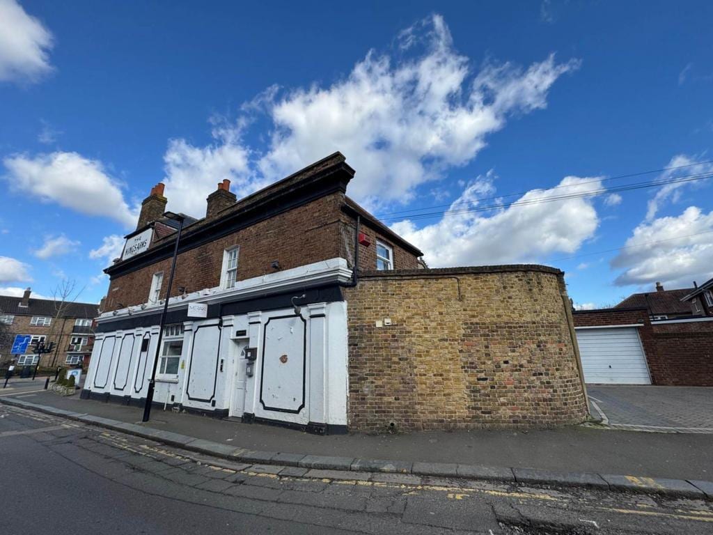 Worple Rd, Isleworth to rent Building Photo- Image 1 of 6