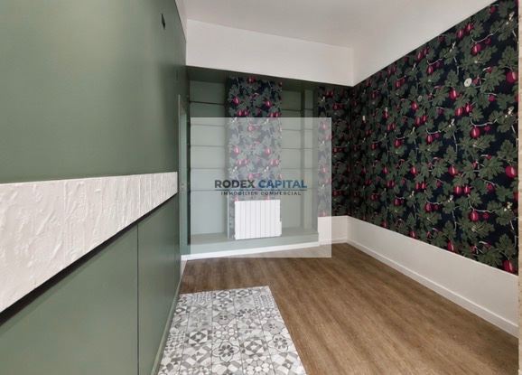 Retail in Paris to rent - Interior Photo - Image 3 of 3