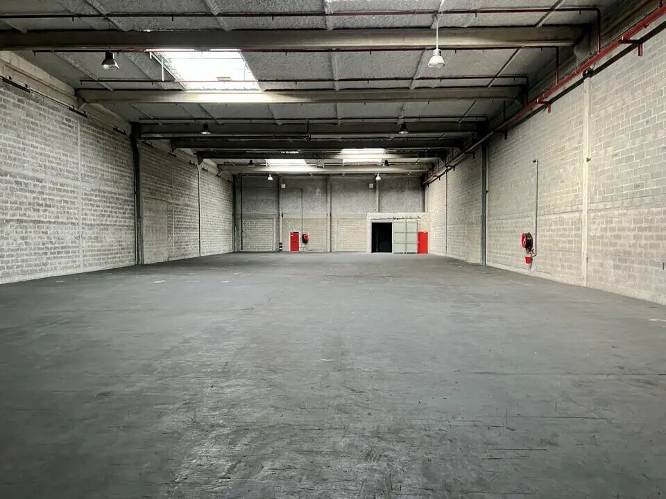 Light Industrial in Marly-la-Ville to rent Interior Photo- Image 1 of 8
