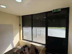 945 Oldham Rd, Manchester to rent Interior Photo- Image 2 of 2