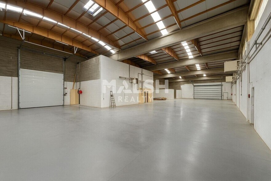 Light Industrial in Chassieu to rent - Interior Photo - Image 3 of 10