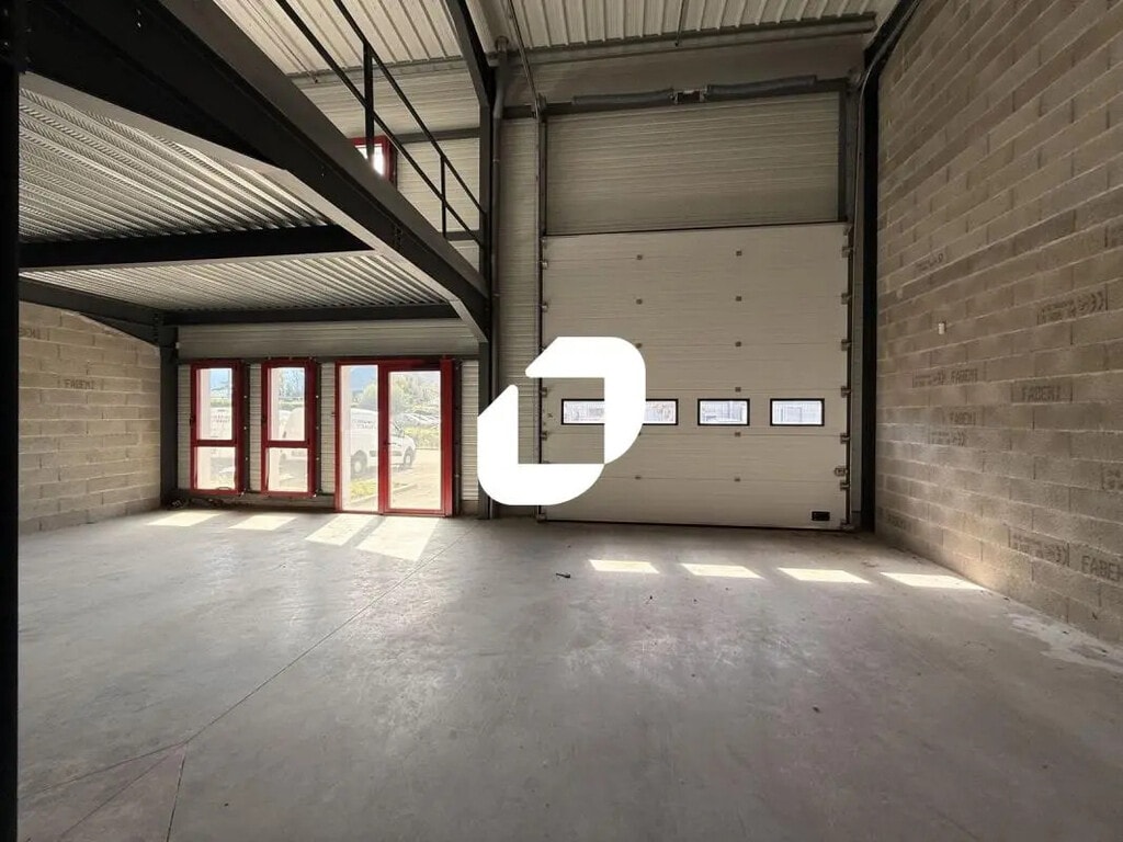 Location Entrepôt 285 m² - Photo 1