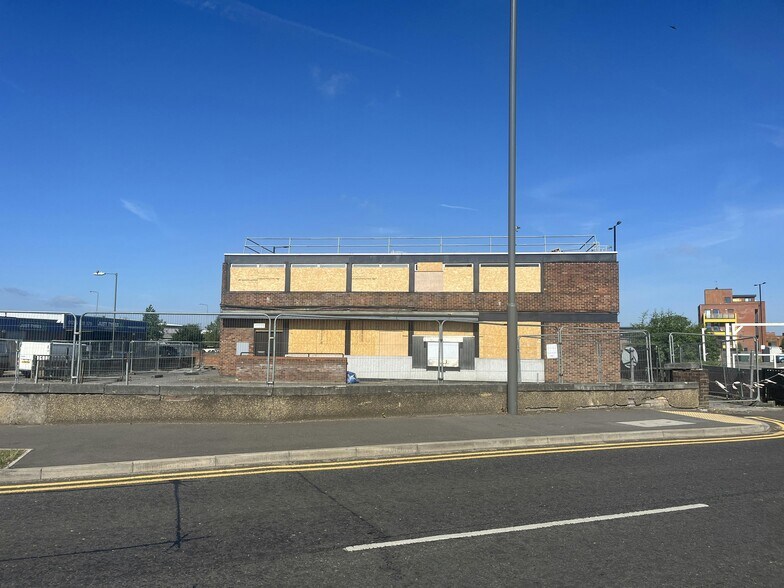 2 Gatehouse Rd, Aylesbury for sale - Building Photo - Image 3 of 19