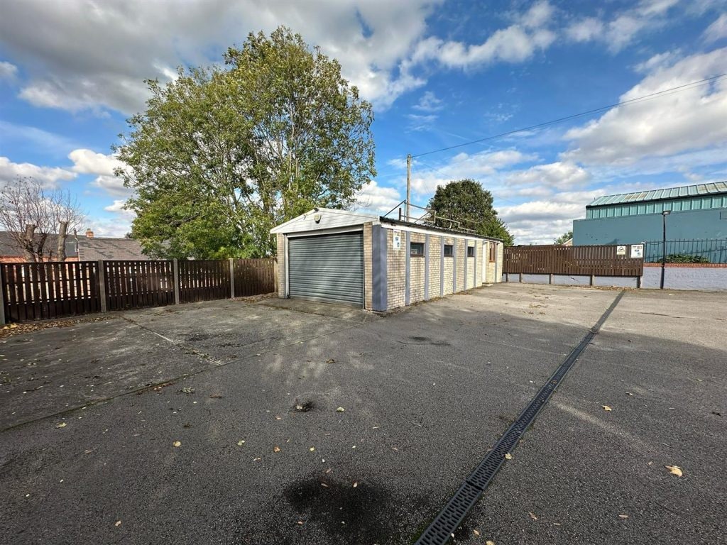 Ringwood Rd, Chesterfield to rent Primary Photo- Image 1 of 5