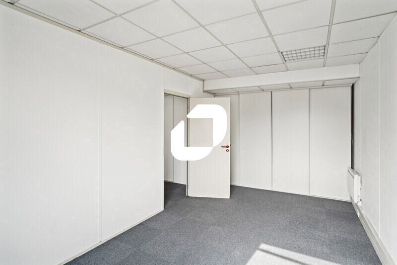 Office in Montigny-le-Bretonneux to rent - Interior Photo - Image 2 of 12