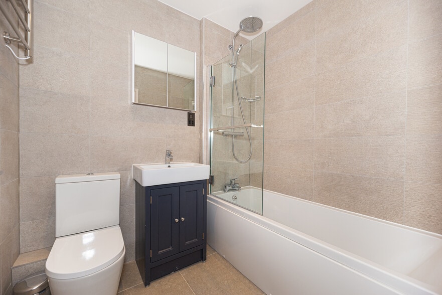 25,27 and 29 Westbourne Grove, W2 4UA portfolio of 2 properties for sale on LoopNet.co.uk - Building Photo - Image 3 of 12