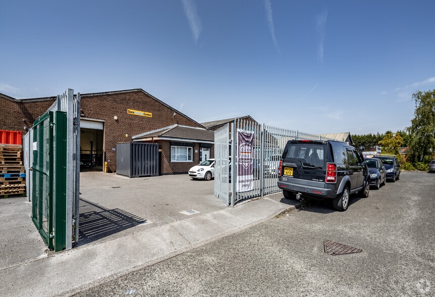 Phoenix Ct, Stockport to rent - Building Photo - Image 2 of 3