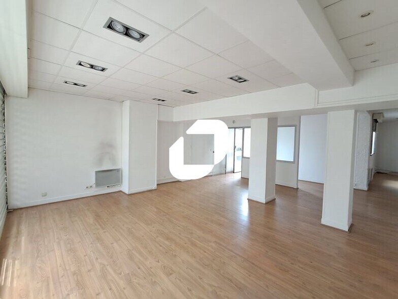 Office in Asnières-sur-Seine to rent - Interior Photo - Image 2 of 11
