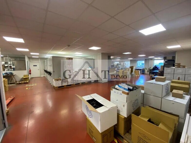 Industrial in Ris-Orangis to rent - Interior Photo - Image 2 of 12