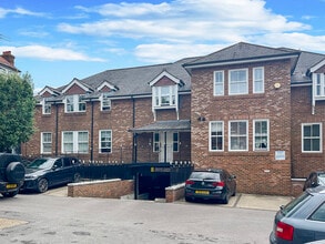 Dogflud Way, Farnham to rent Building Photo- Image 2 of 9