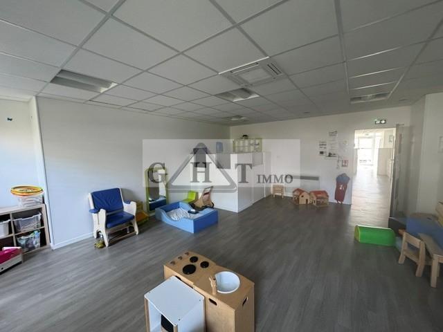 Retail in Vincennes to rent Interior Photo- Image 1 of 6