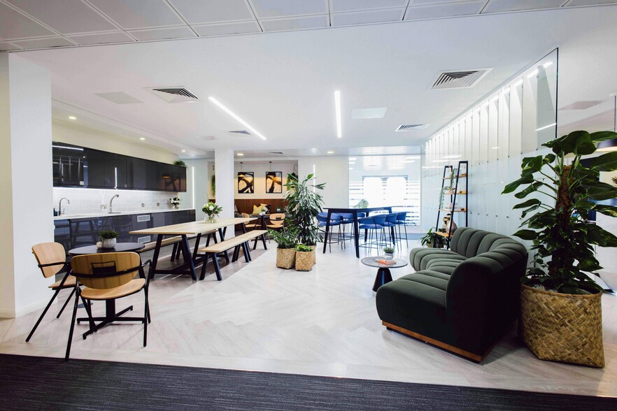 23 Park Sq S, Leeds to rent - Building Photo - Image 2 of 12