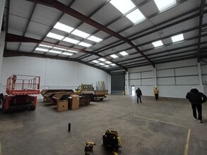 120-122 Camford Way, Luton to rent Interior Photo- Image 1 of 3