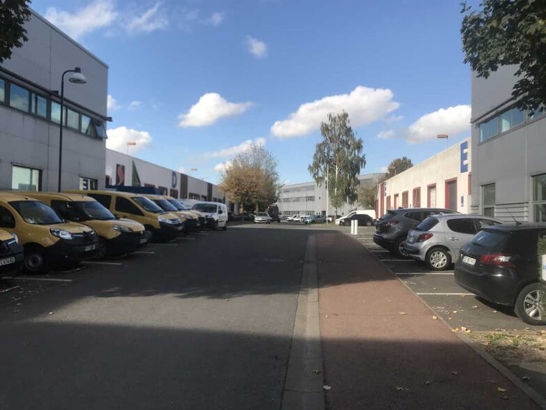 Light Industrial in Ivry-sur-Seine to rent - Building Photo - Image 2 of 11