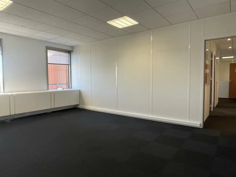 Location Bureaux 100 m² - Photo 1