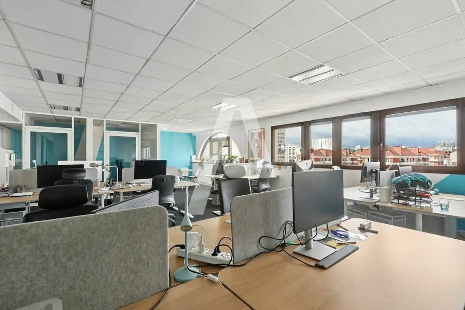 Office in Ivry-sur-Seine to rent Building Photo- Image 1 of 6