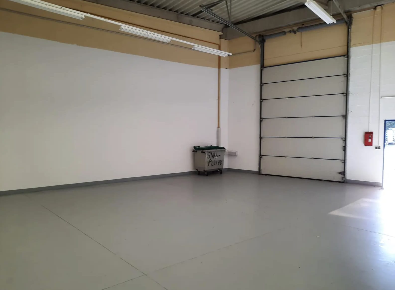 Light Industrial in Moissy-Cramayel to rent Interior Photo- Image 1 of 2