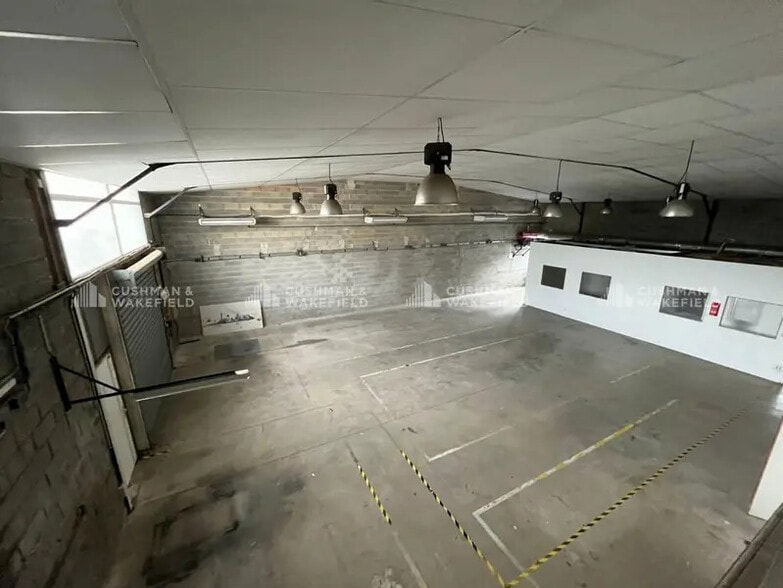 Light Industrial in La Seyne-sur-Mer to rent - Interior Photo - Image 2 of 9