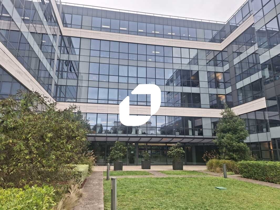 Office in Neuilly-sur-Seine to rent Building Photo- Image 1 of 12