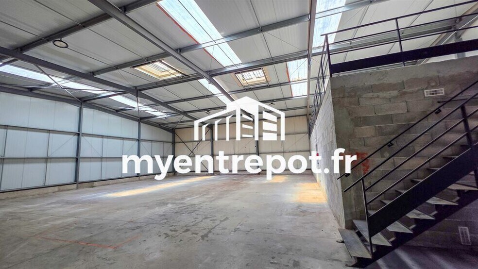 Light Industrial in ROQUEFORT LA BEDOULE to rent - Interior Photo - Image 2 of 8