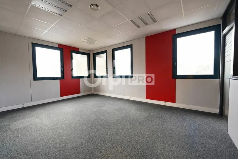 151 B Route De Vourles, Saint-Genis-Laval to rent - Interior Photo - Image 3 of 8