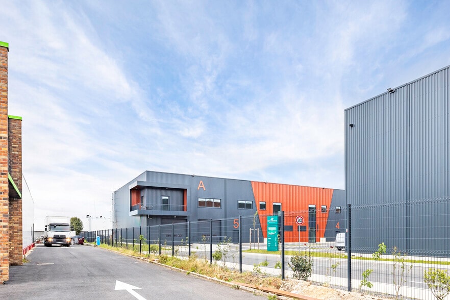 8 Avenue Du Vert Galant, Saint-Ouen-l'Aumône to rent - Building Photo - Image 1 of 7